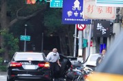 日喀则台当局这个单位的公车，给了狗了