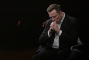 日喀则特斯拉股价收涨超3%：特朗普无意沟通，马斯克父亲劝儿子低头