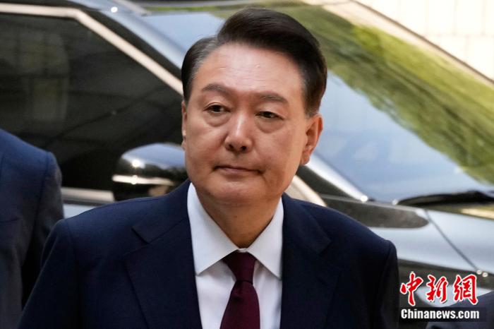 当地时间2025年5月(💳)12日，韩国首尔，因被控策(🥀)划叛乱而受到(🏨)审判的前总统尹锡悦抵达首尔中央地方法院。图/视觉中国
