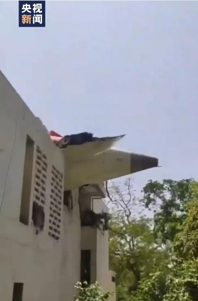 印度一波音787客机坠毁机上242人、地面5名学生遇难！我驻印(😧)度使馆：机上无中国籍乘客